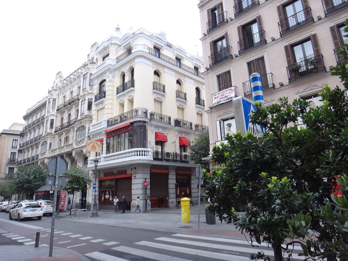 Edificio de viviendas con locales comerciales en la planta baja