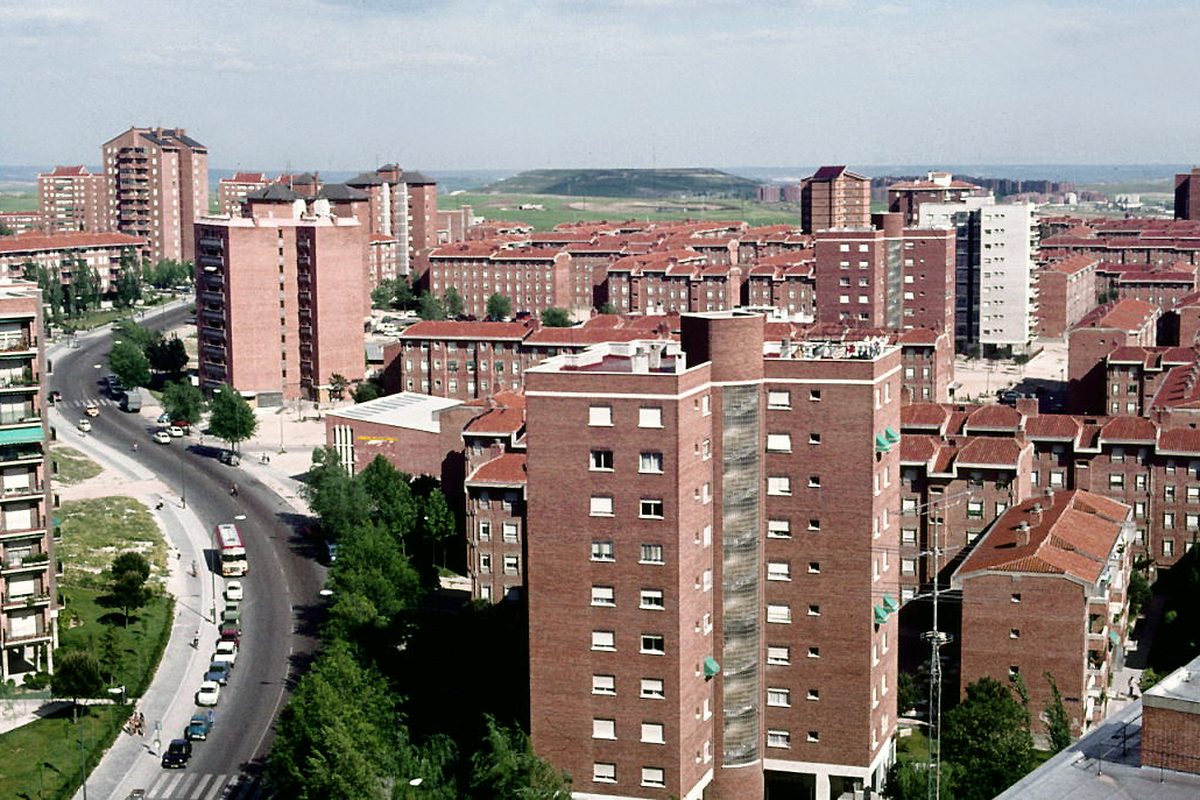 Bloques de viviendas de ladrillo del barrio de Moratalaz, en Madrid, fotografiados en 1976