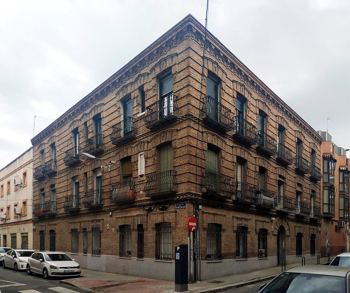 Fachada de un edificio de viviendas en Madrid que se certifica con CE3X