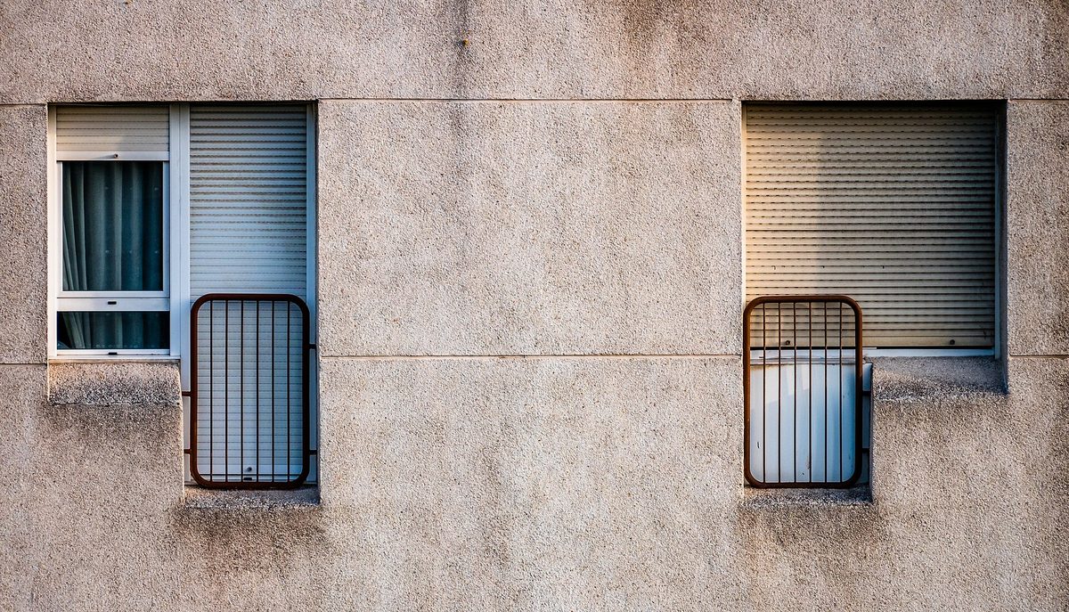 Ventanas y persianas en la fachada de un edificio de viviendas