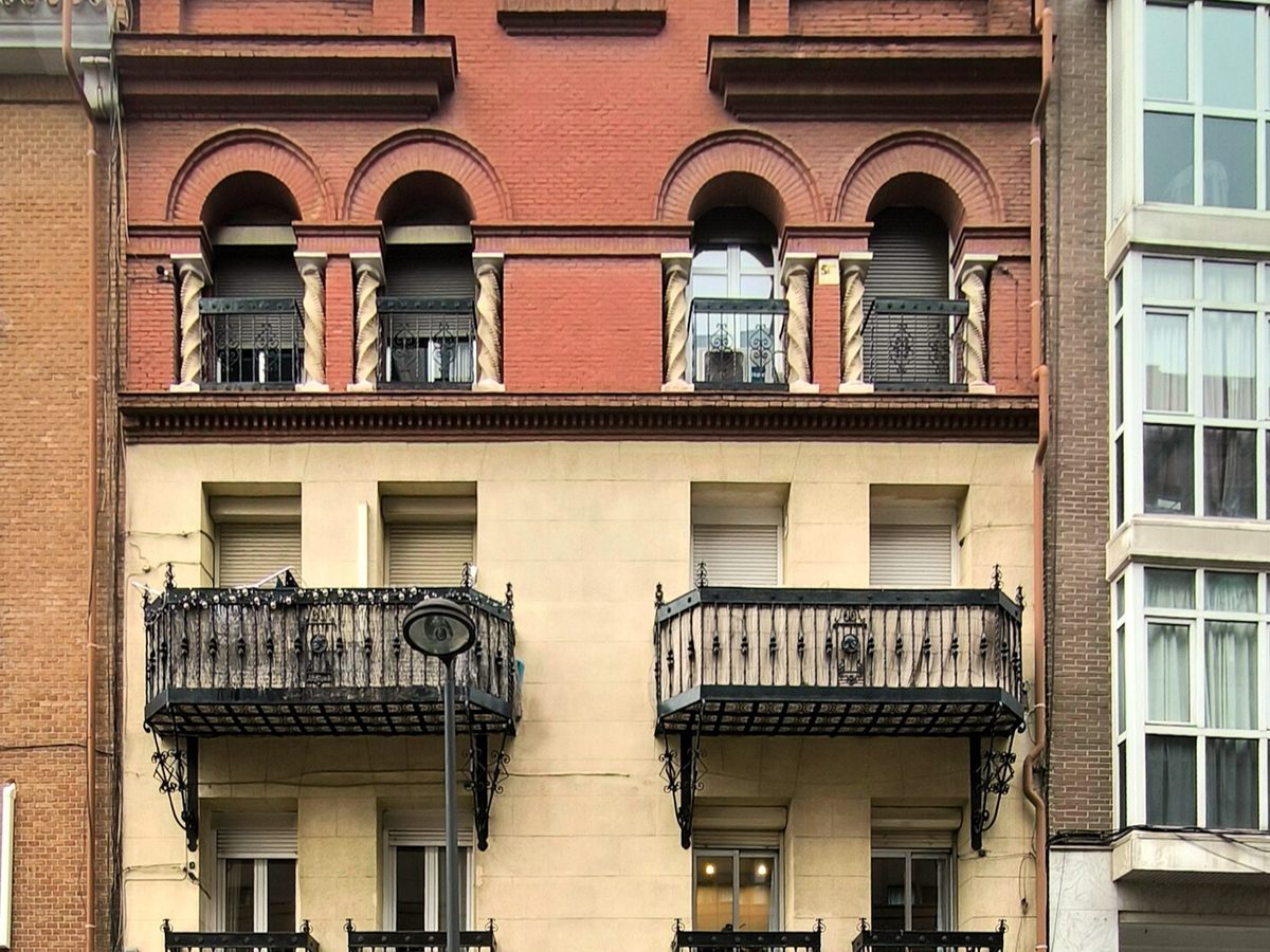 Fachada de un edificio de viviendas en la calle Cartagena de Madrid, con varias plantas, arcos y balcones