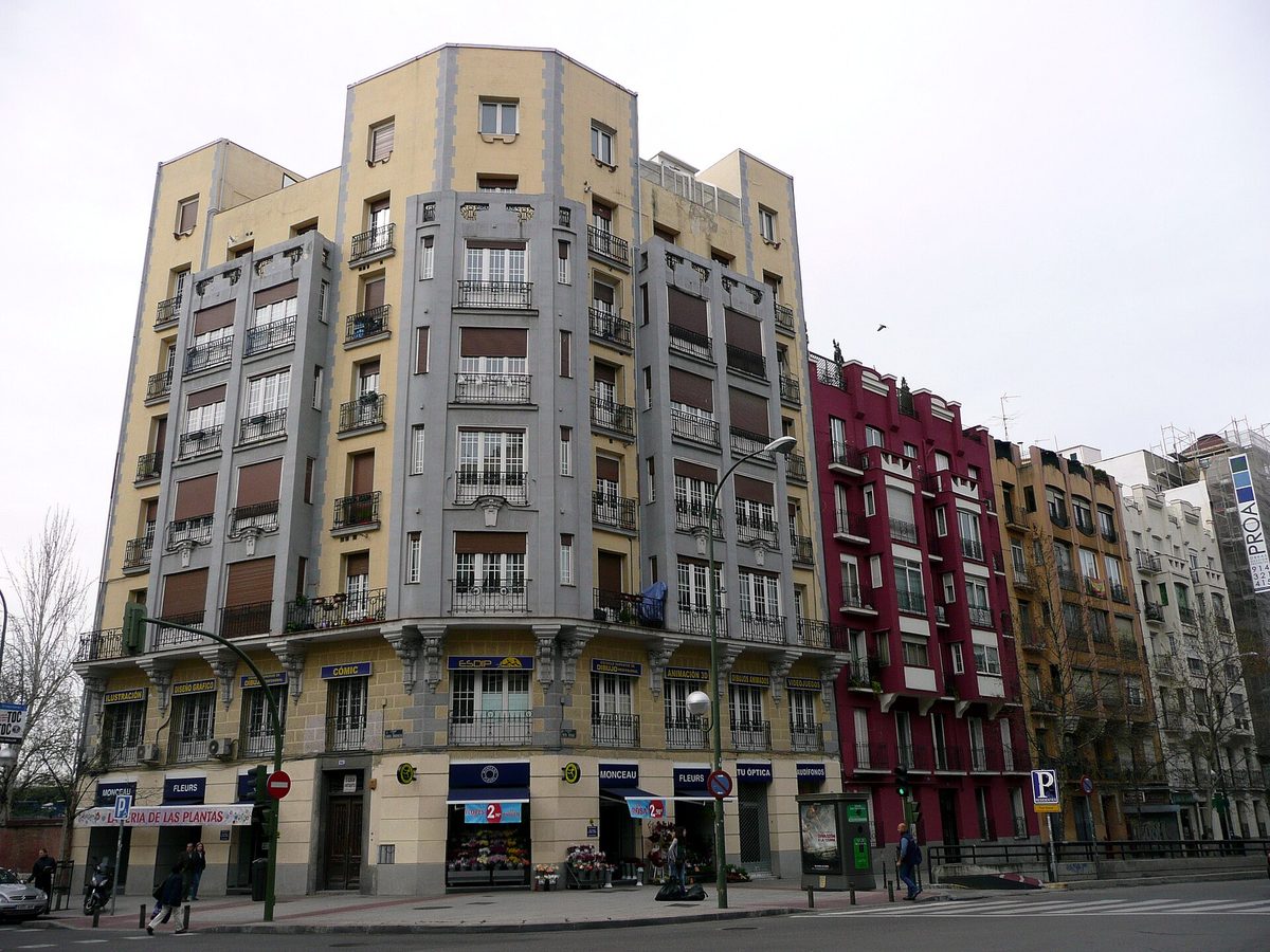 Edificio de viviendas en Madrid con locales comerciales en la planta baja