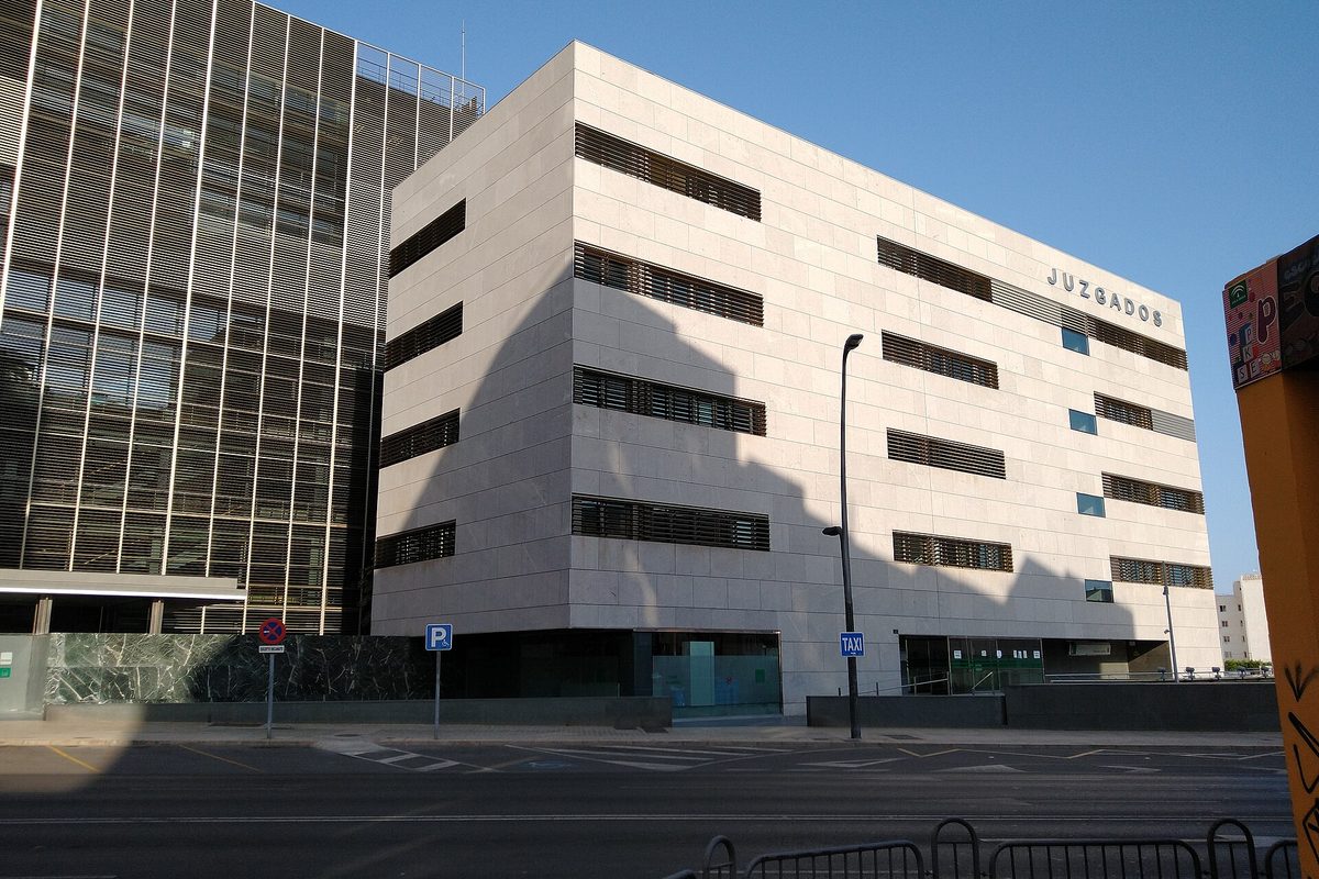 Fachada de un edificio de juzgados, sede de las subastas judiciales de inmuebles
