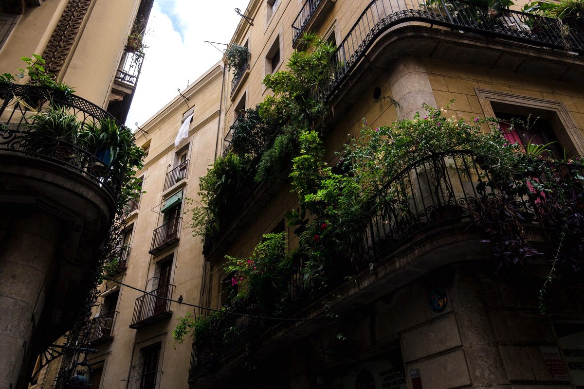 Balcones con plantas y ropa tendida de un edificio de viviendas habitadas junto a La Rambla de Barcelona