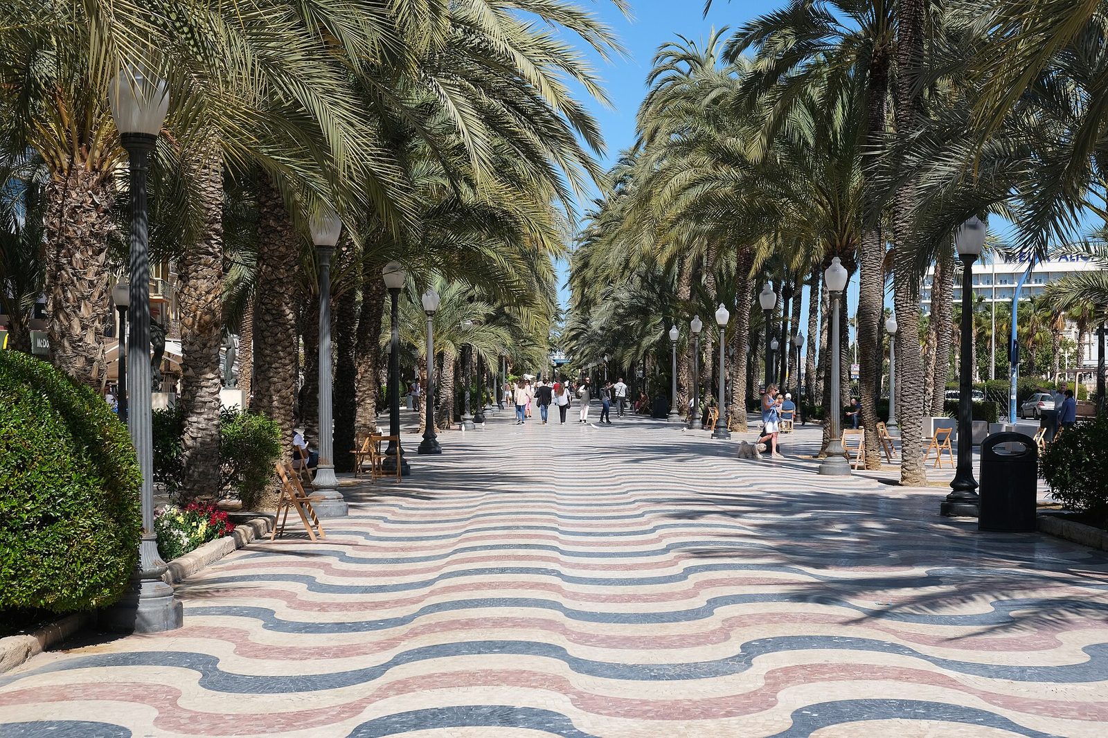 Vista de Alicante: edificios de viviendas y el mar