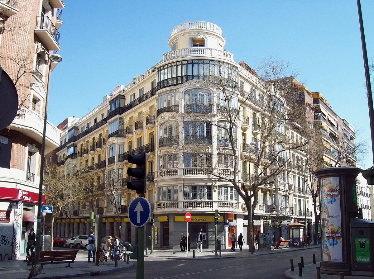 Edificio de viviendas de principios del siglo XX en Madrid, ejemplo de inmueble usado que puede venderse sin certificado energético