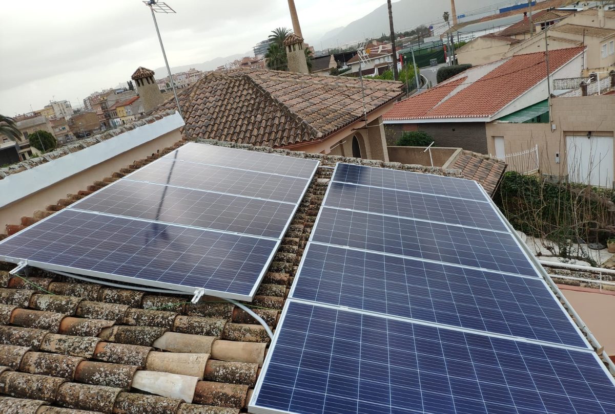 Placas solares instaladas sobre el tejado de teja de una vivienda