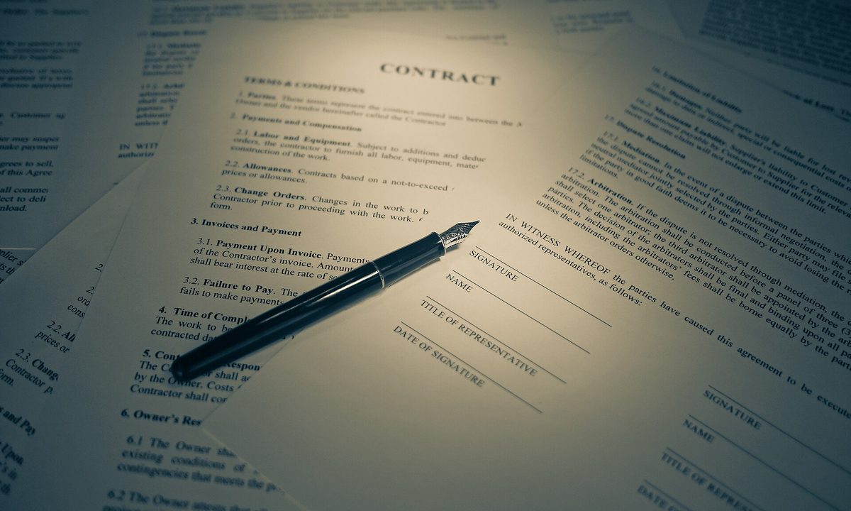 Contrato de compraventa y bolígrafo sobre la mesa, documentos que se firman junto al certificado energético